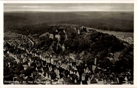 Ak Heidenheim an der Brenz Württemberg, Luftaufnahme von  Burg auf dem Hügel, viele Dächer