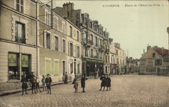 Ak Étampes Essonne, Platz mit Gebäude, Kinder auf der Straße,  Architektur
