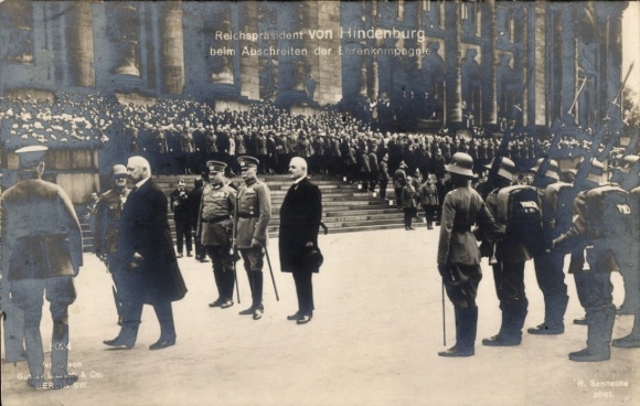 Postcard Reich President von Hindenburg inspecting the guard of honour