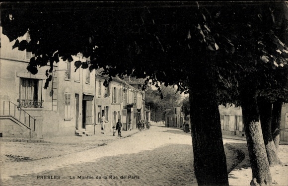 Ak Presles Val d'Oise, Straße in  Häuser, Bäume, ruhige Atmosphäre,  Architektur