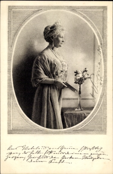 Ak Kaiserin Auguste Viktoria, Standportrait, Perlenkette, Fächer, Vaterländischer Frauenverein