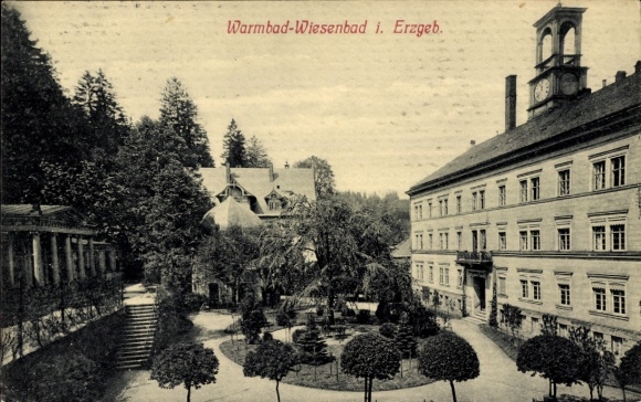 Ak Thermalbad Wiesenbad im Erzgebirge, Vorderansicht eines Kurorts, schöne Parkanlage, histori...