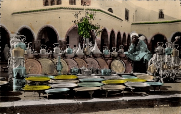 Ak Marokko, Maroc, Scènes et Types, Marchand de cuivre, Händler, Geschirr aus Kupfer