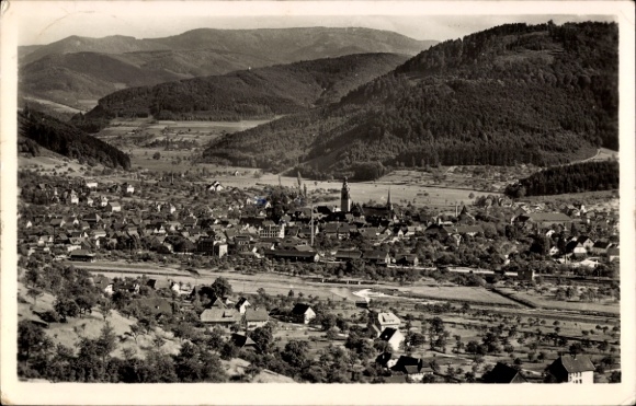 Ak Haslach im Kinzigtal Schwarzwald, Landschaft mit Bergen, Stadtansicht, Schwarzwald, Haslach, K