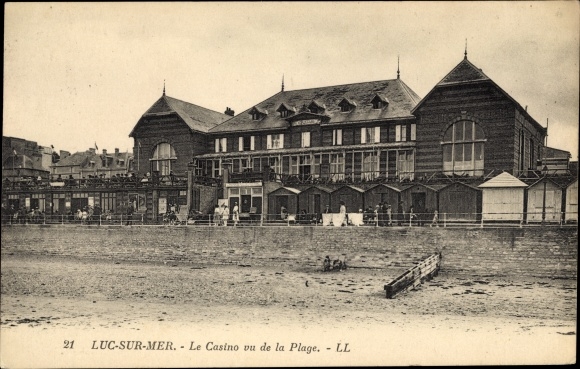 Ak Luc sur Mer Calvados, le Casino vu de la Plage