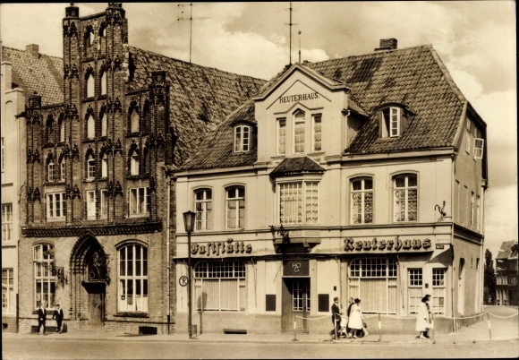 Postcard Wismar in Mecklenburg Western Pomerania, Alter Schwede and Reuterhaus