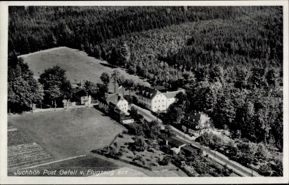 Ak Gefell im Vogtland, Luftaufnahme von Juchhöh, Wald, Häuser, Straße, ländliche Gegend