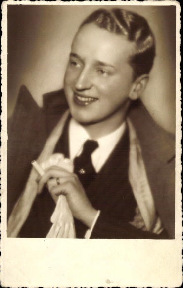 Photo Postcard man with cigarette, portrait, suit, hairstyle
