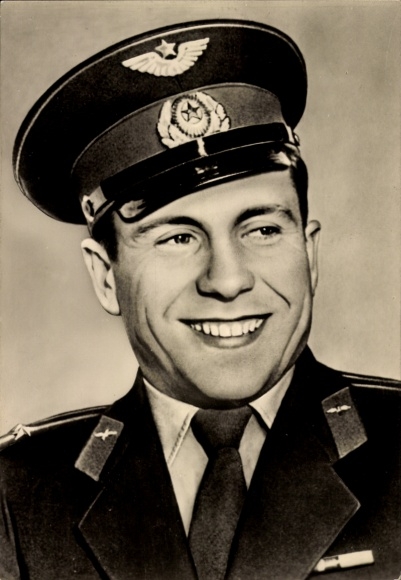 Postcard Cosmonaut Lieutenant Colonel Pawel Romanovich Popovich, portrait