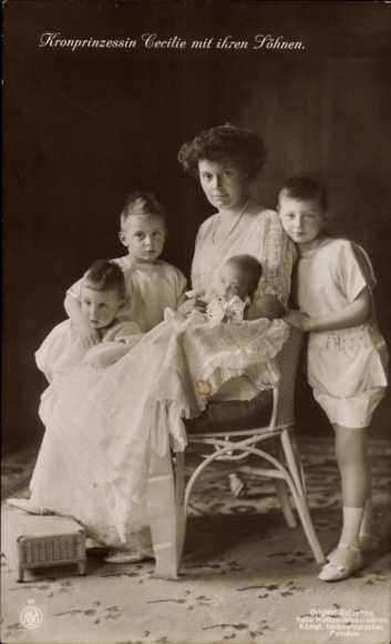 Ak Kronprinzessin Cecilie von Preußen mit Kindern