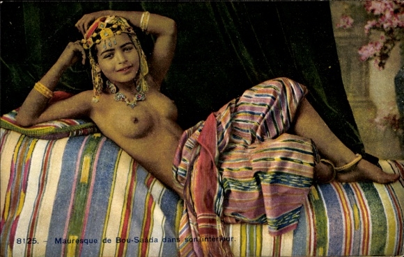 Ak Maghreb, Barbusige Frau in Tracht, Schmuck