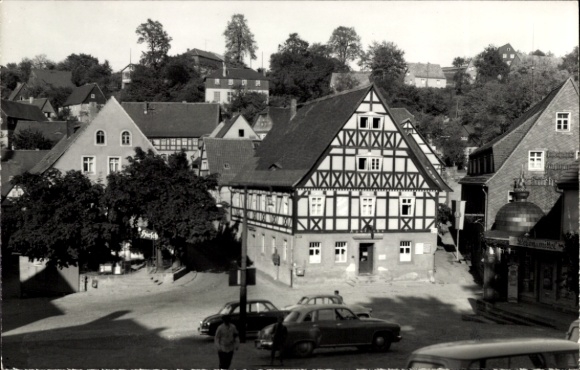Ak Hohnstein Sächsische Schweiz, Altes Fachwerkhaus am Markt, Autos