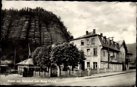Ak Oybin in der Oberlausitz, Hotel am Bahnhof mit Berg Oybin
