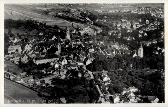 Ak Rottweil am Neckar, Luftaufnahme von  alte Stadtansicht, Kirchtürme, Häuser, Landschaft