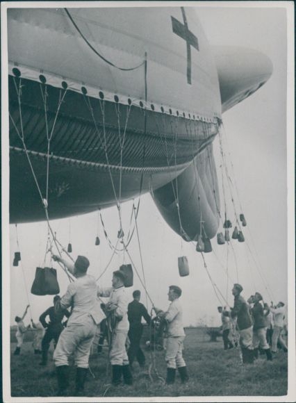 Photo Wehrmacht, rise of captive balloons, holding team