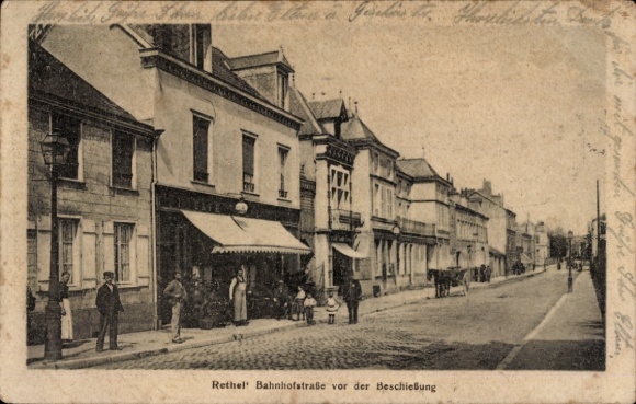 Ak Rethel Ardennes, Rethel Bahnhofstraße, Menschen, Geschäfte, Pferdewagen