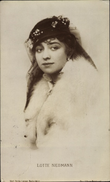 Postcard actress Lotte Neumann, portrait, fur stole