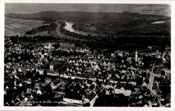 Ak Günzburg an der Donau Schwaben, Luftaufnahme von  Donau, alte Architektur, Flusslandschaft