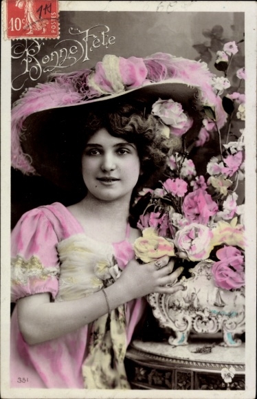 Postcard Young woman with hat, roses, portrait