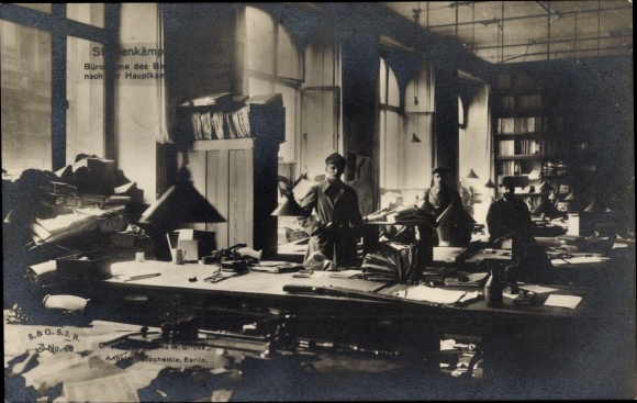 Postcard Berlin, street fights, offices of the Berliner Tageblatt, days of revolution