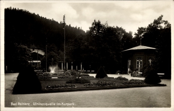 Ak Duszniki Zdrój Bad Reinerz Schlesien, Ulrikenquelle im Kurpark