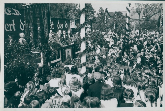Fot. Max Schirner Berlin, Falkensee w Havelland, obchody pierwszomajowe, mównica, wizerunek Stalina
