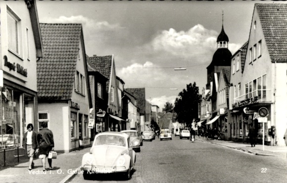 Ak Vechta in Oldenburg, Straße mit Häusern, Autos, Wolken, Uhrenturm