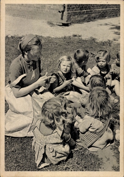 Ak Reichsarbeitsdienst, Arbeitsmaid, Kindergarten, Fotograf Hans Retzlaff