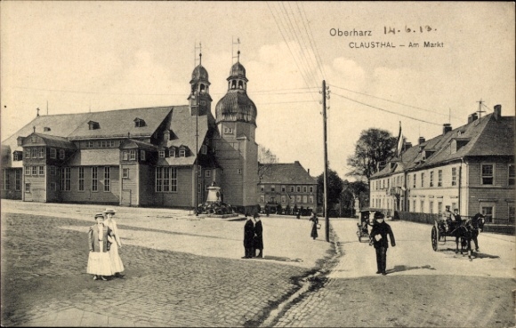 Postcard Clausthal Zellerfeld in the Upper Harz, market square with buildings, horse-drawn carriages, walkers