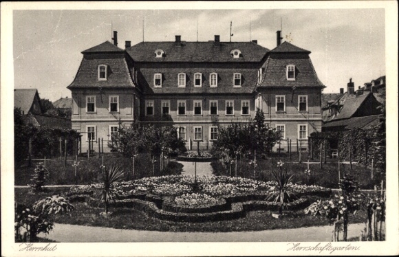 Ak Herrnhut in der Oberlausitz Sachsen, Historisches Gebäude, Garten, Blumenbeete, Himmel, Arc...