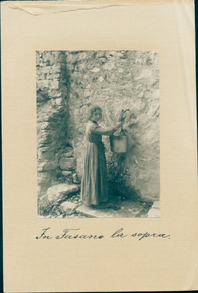 foto Fasano la Sopra Gardone Riviera Lombardia, Meisje bij de fontein