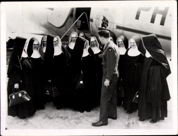 Photo Frankfurt Airport, US military chaplain gives travel blessing before departure, missionaries