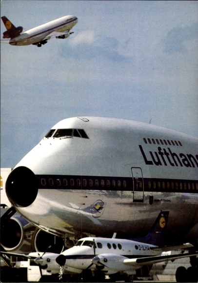 Samolot pasażerski KP Lufthansa na lotnisku