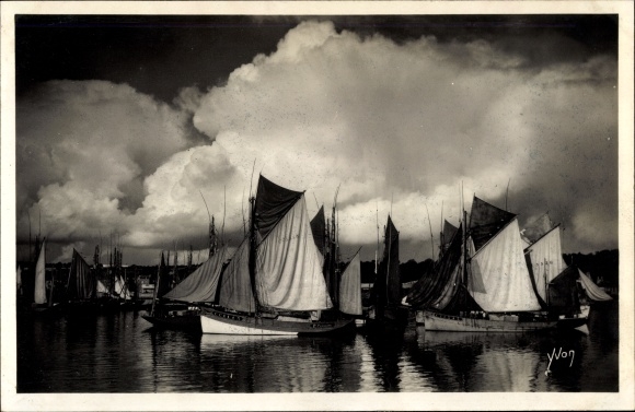 Postcard Concarneau Finistère, Group of tuna boats by stormy sky