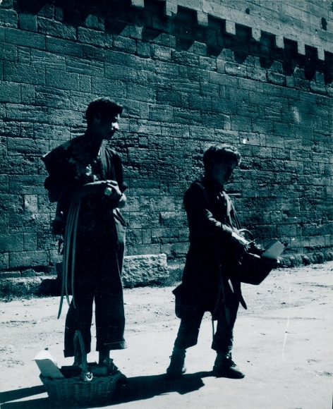 Photo Avignon Vaucluse, Gypsy boys in front of the wall of the Palais des Papes