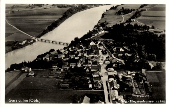 Ak Gars am Inn Oberbayern, Luftaufnahme von  Flussansicht, Häuseranordnung