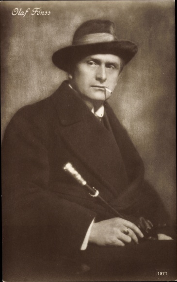 Postcard Actor Olaf Fönss, portrait in a coat, hat and walking stick, smoking