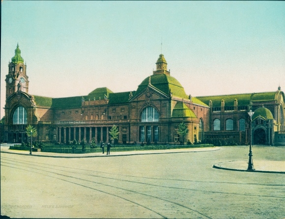 Chromo Foto Wiesbaden in Hessen, Neuer Bahnhof von der Straße aus