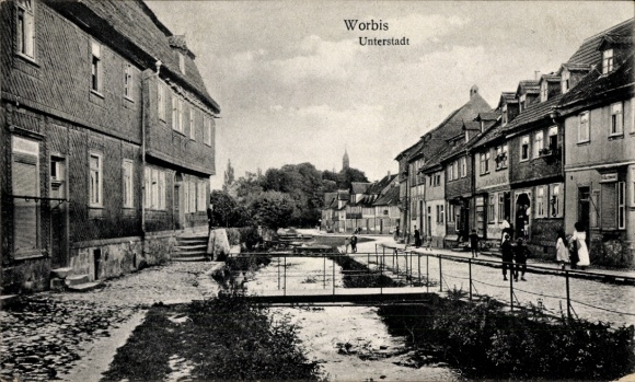 KP Worbis w Eichsfeld, Turyngia, Dolne Miasto, domy, ulica, ktoś spacerujący, spokojna atmosfera