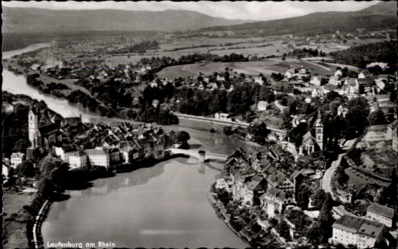 Ak Laufenburg am Hochrhein, Luftaufnahme der Stadt, Fluss, Kirchen,  Gebäude