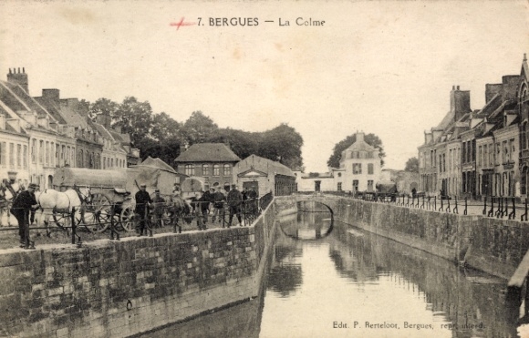 Ak Bergues Nord,  Kanal, Pferdewagen, Menschen,  Architektur