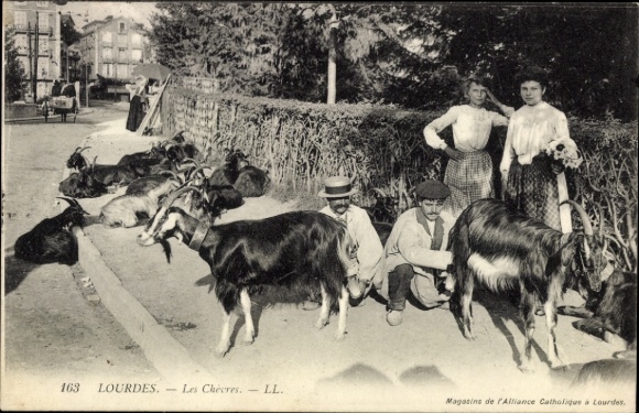 Ak Lourdes Hautes Pyrénées,  Ziegen, zwei Frauen, ein Mann, alte 
