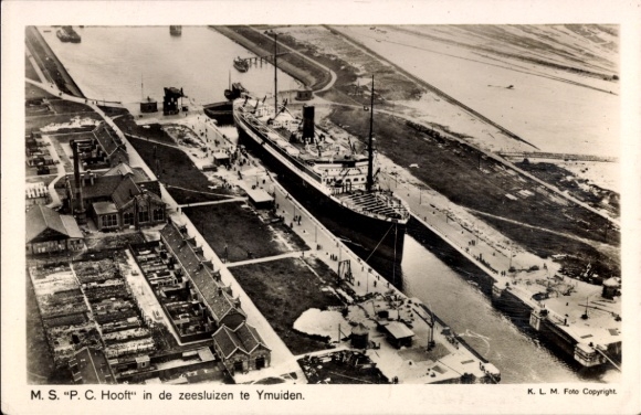 Postcard IJmuiden Ymuiden Velsen North Holland, steamer PC Hooft, lock