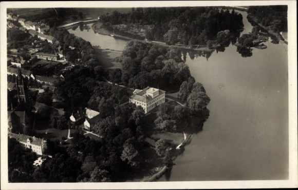 Ak Oranienbaum Wörlitz Saksen Anhalt, luchtfoto van het kasteel, meer