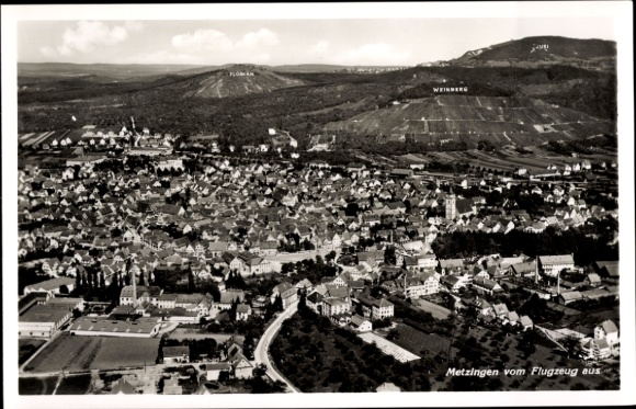 Ak Metzingen in Württemberg, Luftaufnahme von  Weinberg im Hintergrund, Stadtlandschaft