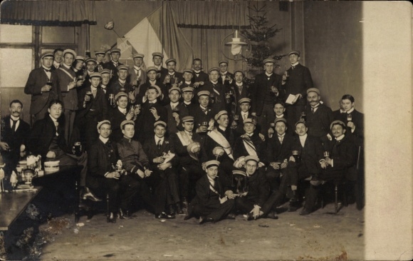Studentika Postcard group photo of the students, celebration