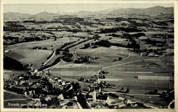 Ak Durach im Oberallgäu, Landschaftsaufnahme aus der Luft, plattes Land, Hügel, Wohngebäude, Kirc