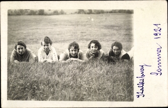 Photo Postcard Wien 23 Liesing Kalksburg, women lying in the grass, summer 1921