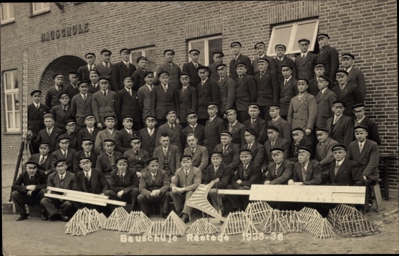 Photo Postcard Rastede in Oldenburg, building school course 1935-36, group picture, roof truss models
