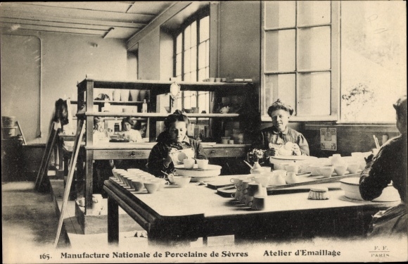 Postcard Sèvres Ville d&#39;Avray Hauts de Seine, National Porcelain Factory, Enamelling Workshop